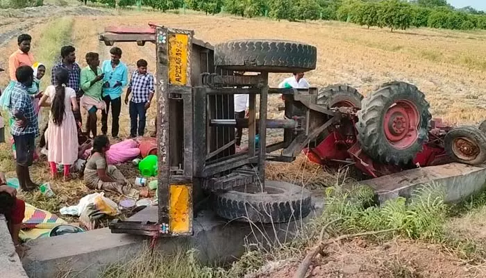 అదుపుతప్పి ట్రాక్టర్ బోల్తా.. డ్రైవర్ కు తీవ్ర గాయాలు..