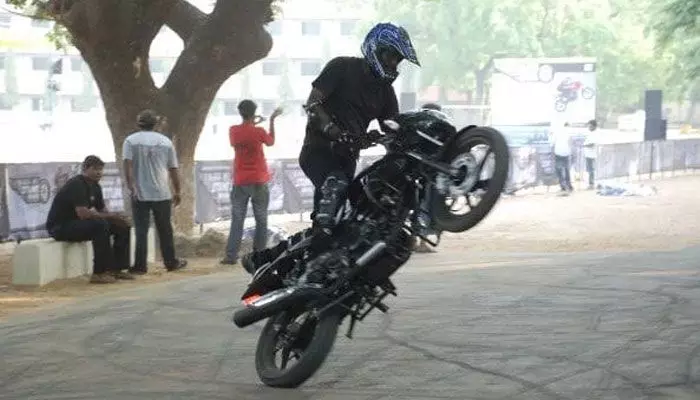 రోడ్ల పై ఆకతాయిల ఆగడాలు.. రోడ్ల పై ఆకతాయిల ఆగడాలు..