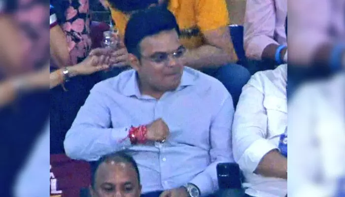 IPL 2023 Final: బీసీసీఐ సెక్రటరీ జై షా అసభ్యకర సంజ్ఞ.. మండిపడుతున్న ధోనీ ఫ్యాన్స్..! (వీడియో) IPL 2023 Final: బీసీసీఐ సెక్రటరీ జై షా అసభ్యకర సంజ్ఞ.. మండిపడుతున్న ధోనీ ఫ్యాన్స్..! (వీడియో)