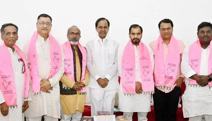 గులాబీ గూటికీ బీజేపీ నేతలు.. స్వయంగా కండువా కప్పిన కేసీఆర్ గులాబీ గూటికీ బీజేపీ నేతలు.. స్వయంగా కండువా కప్పిన కేసీఆర్
