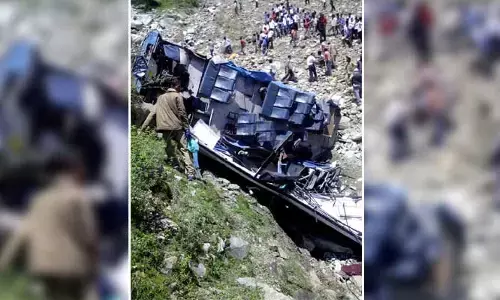 లోయలో పడిన బస్సు.. 10 మంది ప్రయాణికులు మృతి