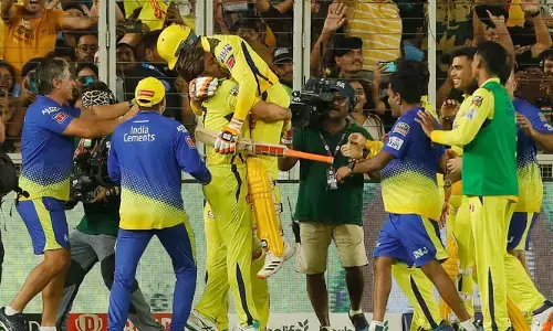 నాడు కోహ్లీని రోహిత్.. నేడు జడేజాను ధోనీ