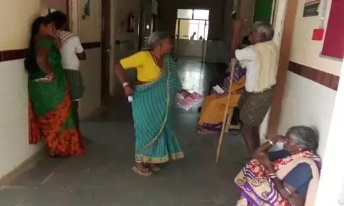 డాక్టర్ కోసం పడిగాపులు కాస్తున్న రోగులు