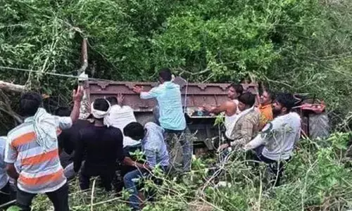 లోయలో పడిన ట్రాక్టర్​.. తొమ్మిది మంది దుర్మరణం