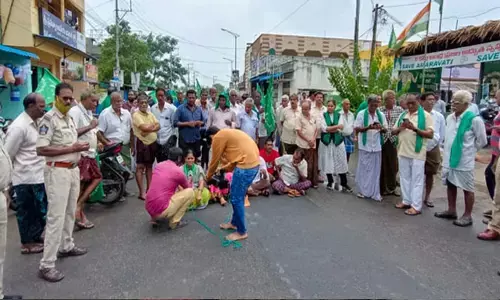 మరోసారి రోడ్డెక్కిన రాజధాని.. భారీ వర్షంలోనూ రైతుల నిరసన