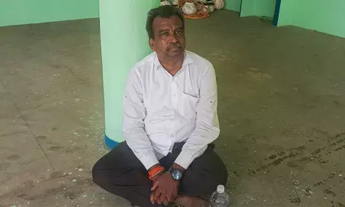 వడ్ల వ్యాపారిని నిర్భందించిన రైతులు