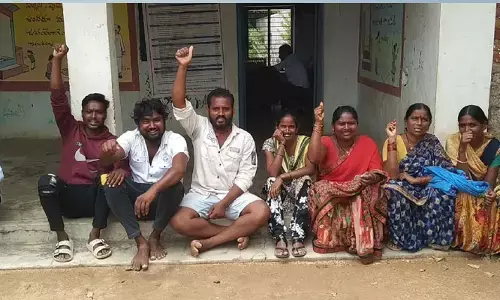 పంచాయతీ పారిశుధ్య కార్మికుల జీతం డబ్బులు కాజేసిన సర్పంచ్..
