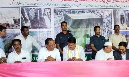 హజ్ యాత్రికులకు వ్యాక్సినేషన్..  పాల్గొన్న రాష్ట్ర హోంమంత్రి