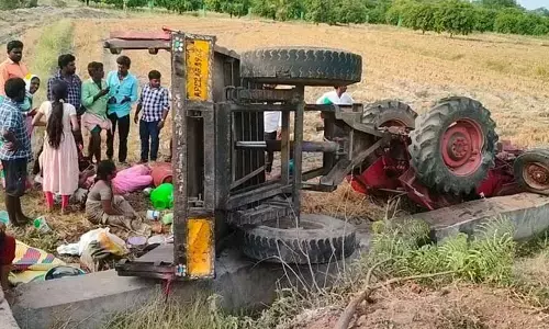 అదుపుతప్పి ట్రాక్టర్ బోల్తా.. డ్రైవర్ కు తీవ్ర గాయాలు..