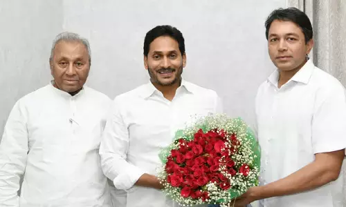 సీఎం జగన్⁬తో ఎమ్మెల్యే మేకపాటి విక్రమ్ రెడ్డి