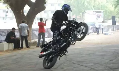 రోడ్ల పై ఆకతాయిల ఆగడాలు..