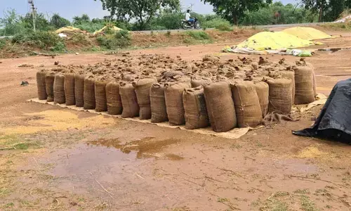 వెల్గటూర్ లో భారీ వర్షం, తడిసిన ధాన్యం బస్తాలు