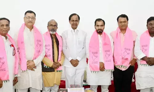 గులాబీ గూటికీ బీజేపీ నేతలు.. స్వయంగా కండువా కప్పిన కేసీఆర్