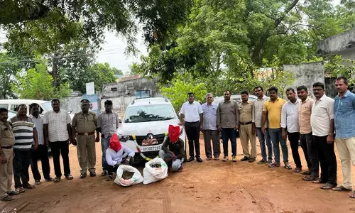 పుష్ప సినిమాను తలపించేలా గంజాయి రవాణా..