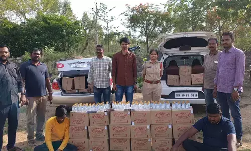 అక్రమంగా తరలిస్తున్న దేశిదారు పట్టివేత..