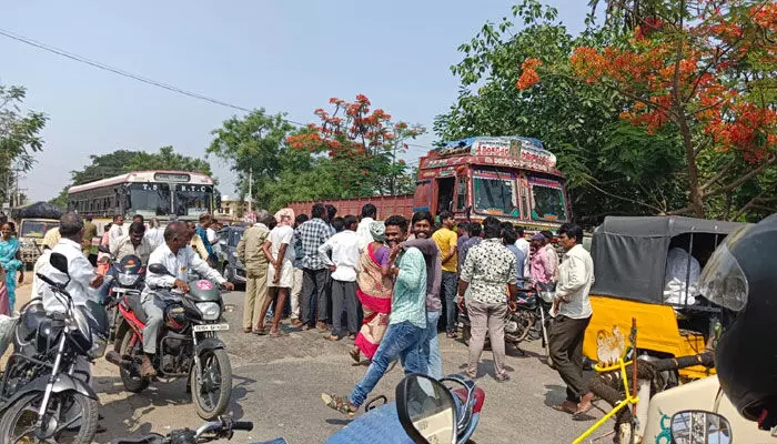 ధాన్యం తరలించాలంటూ రైతుల ఆందోళన ధాన్యం తరలించాలంటూ రైతుల ఆందోళన