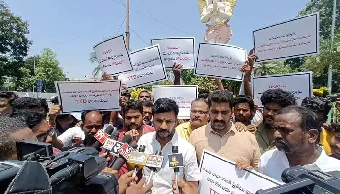 టీటీడీకి వ్యతిరేకంగా నిరసన టీటీడీకి వ్యతిరేకంగా నిరసన