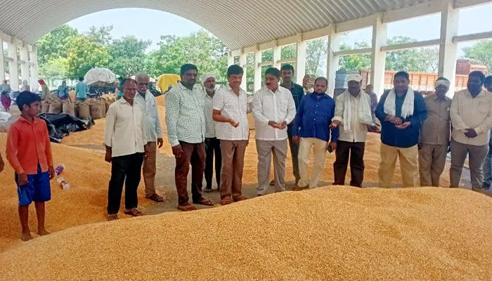రైతున్నలు అధైర్యపడొద్దు : ఏఎంసీ మాజీ చైర్మన్ తుమ్మేటి సమ్మిరెడ్డి రైతున్నలు అధైర్యపడొద్దు : ఏఎంసీ మాజీ చైర్మన్ తుమ్మేటి సమ్మిరెడ్డి
