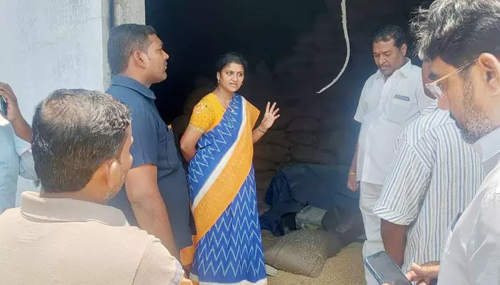 రైతులను ఇబ్బందులకు గురి చేస్తే కఠిన చర్యలు : కలెక్టర్ సంగీత సత్యనారాయణ రైతులను ఇబ్బందులకు గురి చేస్తే కఠిన చర్యలు : కలెక్టర్ సంగీత సత్యనారాయణ