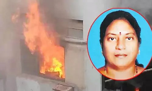 విద్యుత్ హైఓల్టేజీతో ఏసీ పేలీ మహిళ మృతి