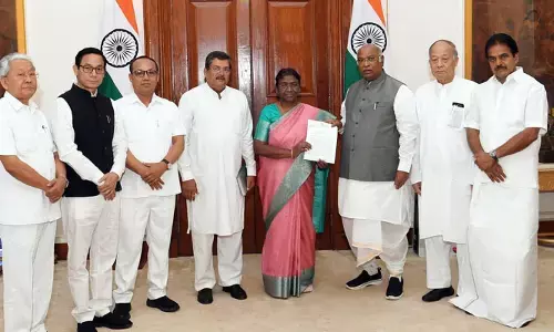 మణిపూర్‌లో హింసపై విచారణ జరిపించాలి : రాష్ట్రపతిని కలిసిన కాంగ్రెస్ నాయకులు