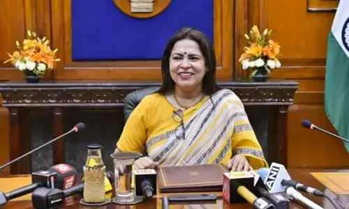 రెజ్లర్ల గురించి మీడియా ప్రశ్నలు.. పరుగులు పెట్టిన కేంద్ర మంత్రి (వీడియో)