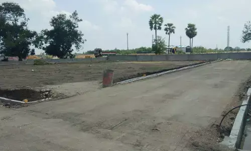వెంచర్లకు ప్రభుత్వ భూముల నుంచి దర్జాగా మట్టి తరలింపు..