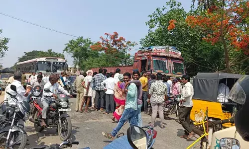 ధాన్యం తరలించాలంటూ రైతుల ఆందోళన