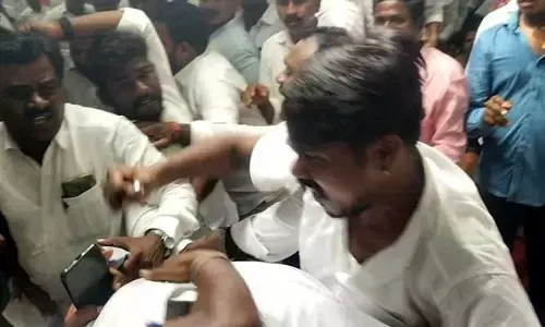వరంగల్ కాంగ్రెస్‌లో భగ్గుమన్న విభేదాలు.. తన్నుకున్న ఇరువర్గాలు