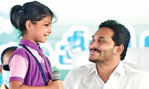 విద్యార్థులకు అదిరిపోయే గుడ్‌న్యూస్.. స్కూల్ ప్రారంభం రోజే గిఫ్ట్స్