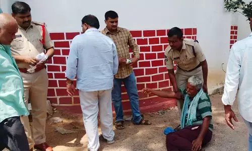 పోలీస్ స్టేషన్ ఎదుట పురుగుల మందు తాగి వృద్ధుడి మృతి