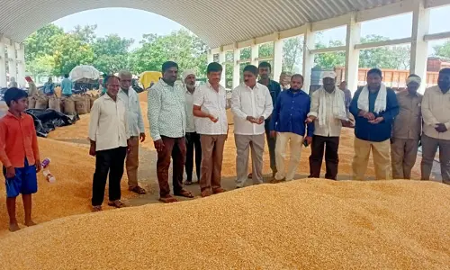 రైతున్నలు అధైర్యపడొద్దు : ఏఎంసీ మాజీ చైర్మన్ తుమ్మేటి సమ్మిరెడ్డి