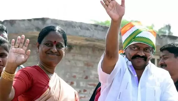కార్యకర్తలను టచ్ చేస్తే క్రేన్కు వేలాడదీస్తా.. కొండా మురళి సెన్సేషనల్ కామెంట్స్ కార్యకర్తలను టచ్ చేస్తే క్రేన్కు వేలాడదీస్తా.. కొండా మురళి సెన్సేషనల్ కామెంట్స్