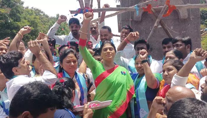 గన్పార్క్ వద్ద 10 ప్రశ్నలతో కూడిన పోస్టర్ను విడుదల చేసిన వైఎస్ షర్మిల గన్పార్క్ వద్ద 10 ప్రశ్నలతో కూడిన పోస్టర్ను విడుదల చేసిన వైఎస్ షర్మిల