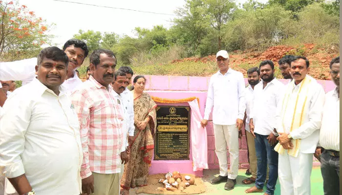 పక్కరాష్ట్రాల్లో ఏడుగంటలు, తెలంగాణలో 24 గంటల ఉచిత కరెంటు.. మంత్రి హరీష్ రావు పక్కరాష్ట్రాల్లో ఏడుగంటలు, తెలంగాణలో 24 గంటల ఉచిత కరెంటు.. మంత్రి హరీష్ రావు