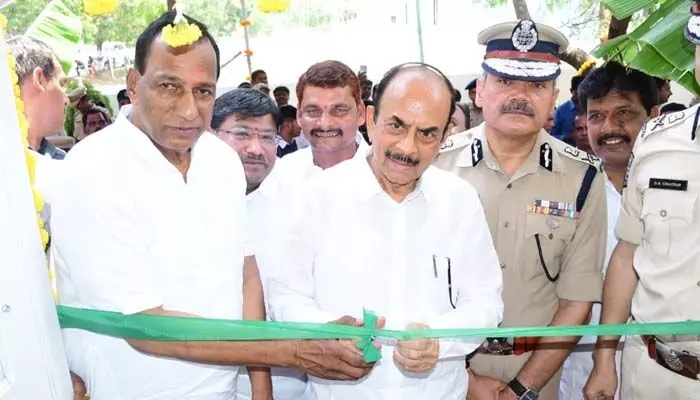తెలంగాణ పోలీస్ శాఖ దేశంలోనే ప్రథమ స్థానంలో ఉంది: హోంమంత్రి మహమూద్ అలీ తెలంగాణ పోలీస్ శాఖ దేశంలోనే ప్రథమ స్థానంలో ఉంది: హోంమంత్రి మహమూద్ అలీ