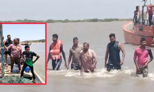 ప్రాణాలకు తెగించి సముద్రంలో మునిగిపోతున్న యువకులను కాపాడిన ఎమ్మెల్యే