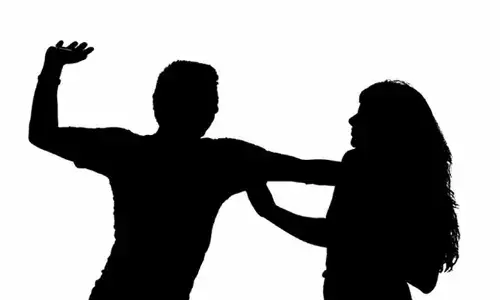 గ్యాంగ్‌గా వచ్చి మహిళ బట్టలు విప్పి.. గ్రామస్తుల ముందే..