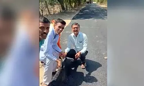 కార్పేట్‌పై తారు రోడ్డు (వీడియో)