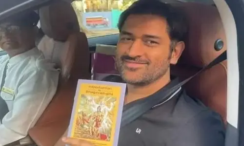 ముంబై రోడ్డులో భగవద్గీతతో MS ధోని.. ఫొటోలు వైరల్