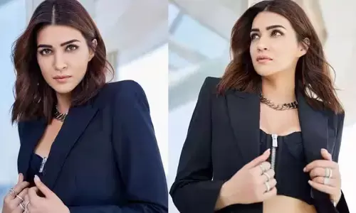 కోటు బటన్స్ విప్పేసి బోల్డ్ షో చేస్తున్న ప్రభాస్ గర్ల్ ఫ్రెండ్