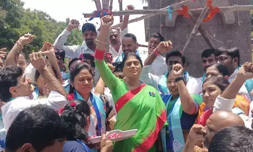 గన్‌పార్క్ వద్ద 10 ప్రశ్నలతో కూడిన పోస్టర్‌ను విడుదల చేసిన వైఎస్ షర్మిల