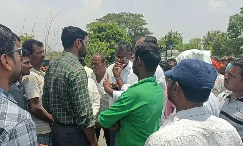 అడ్లూరు శివారులోని సబ్ స్టేషన్ ఎదుట రైతుల ధర్నా..