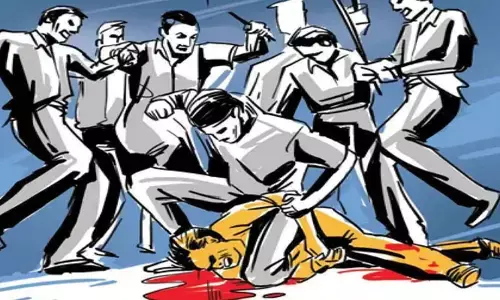 స్టైల్‌గా రెడీ అయి కూలింగ్‌ గ్లాసెస్‌ పెట్టుకున్నాడని దళిత వ్యక్తిపై దాడి