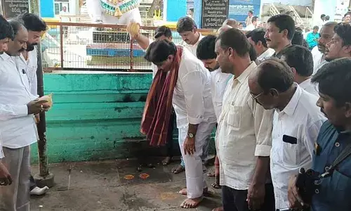 Kadapa: అవినాష్ రెడ్డికి బెయిల్ రావడంతో మొక్కులు తీర్చుకున్న ఎమ్మెల్యే