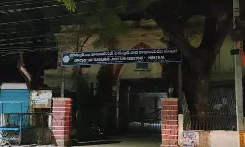 కలెక్టర్ ఆదేశాలు బేఖాతర్.. చీకట్లోనే మక్తల్ తాసిల్దార్ కార్యాలయం..