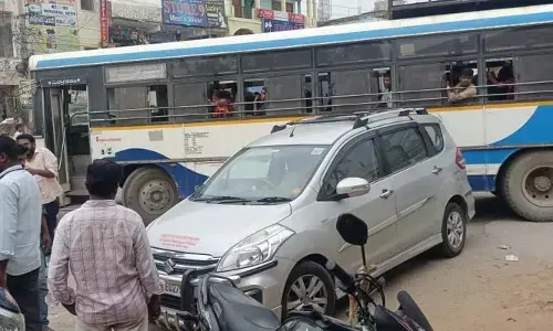నడిరోడ్డుపై  కారు పార్కింగ్  చేసిన అధికారి.. ట్రాఫిక్ కు తీవ్ర అంతరాయం..