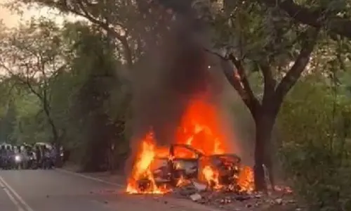 ఎలాక్ట్రిక్ కారులో మంటలు.. పూర్తిగా దగ్ధం