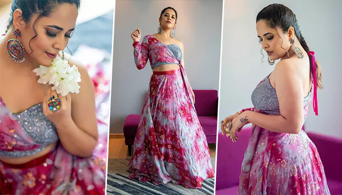 తన అందాలతో కుర్రాళ్ల మతి పోగొడుతున్న అనసూయ.. తన అందాలతో కుర్రాళ్ల మతి పోగొడుతున్న అనసూయ..