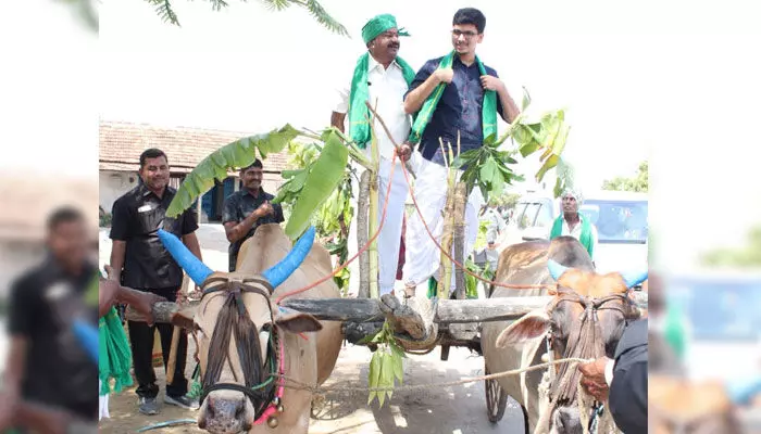 పంచెకట్టులో.. అదనపు కలెక్టర్ పంచెకట్టులో.. అదనపు కలెక్టర్